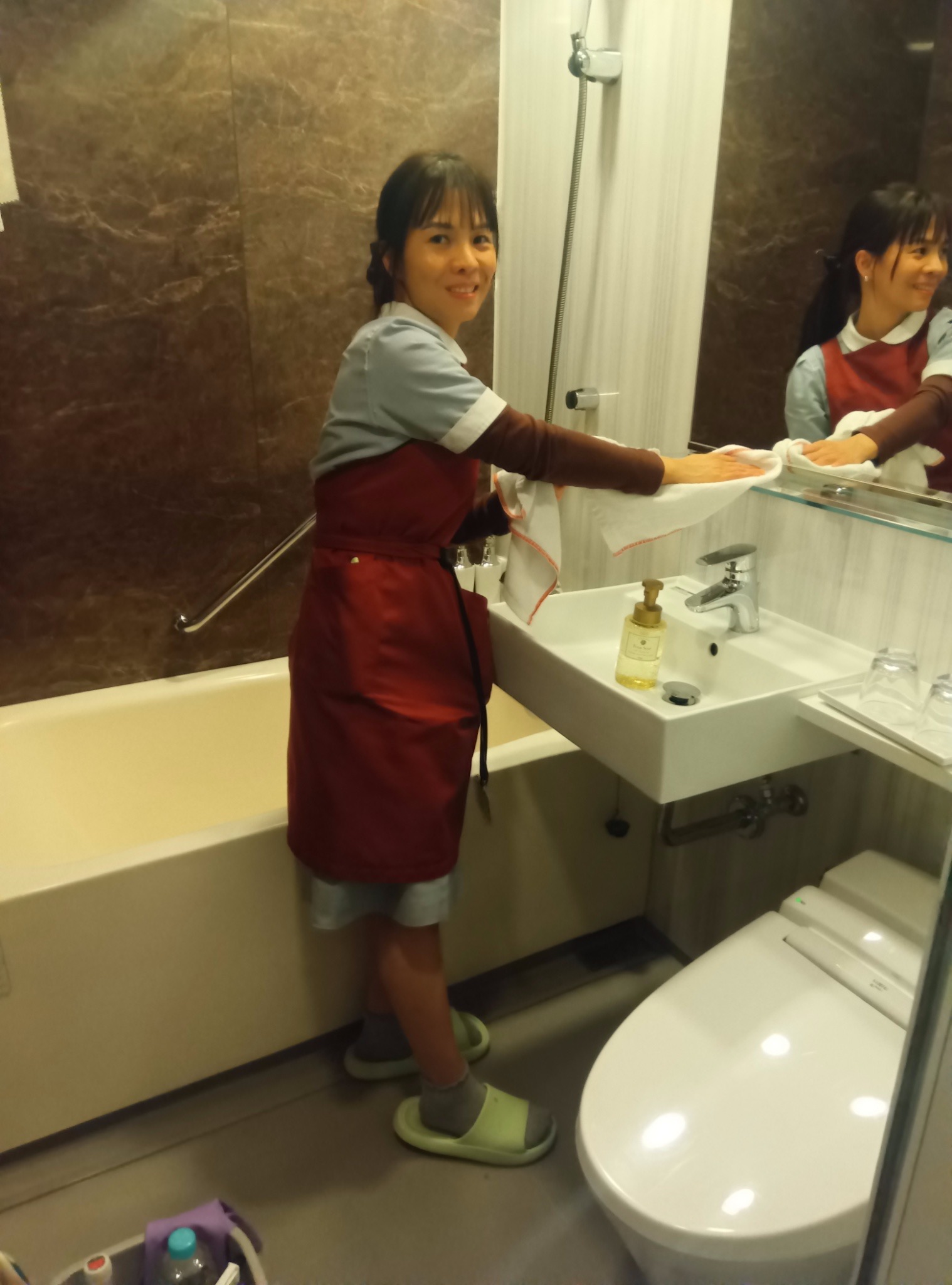 バスルーム清掃の様子（洗面台）