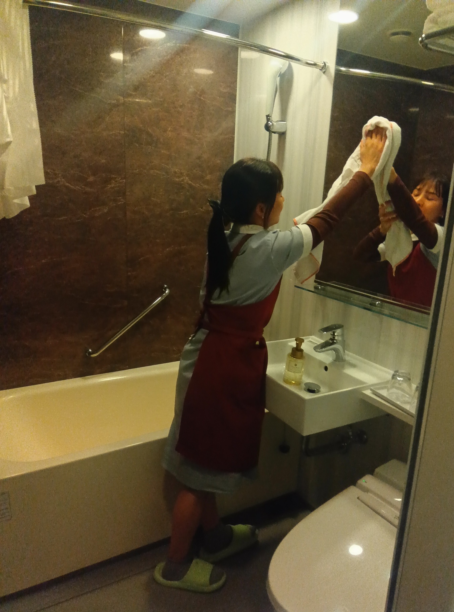 バスルーム清掃の様子（鏡・タオル）