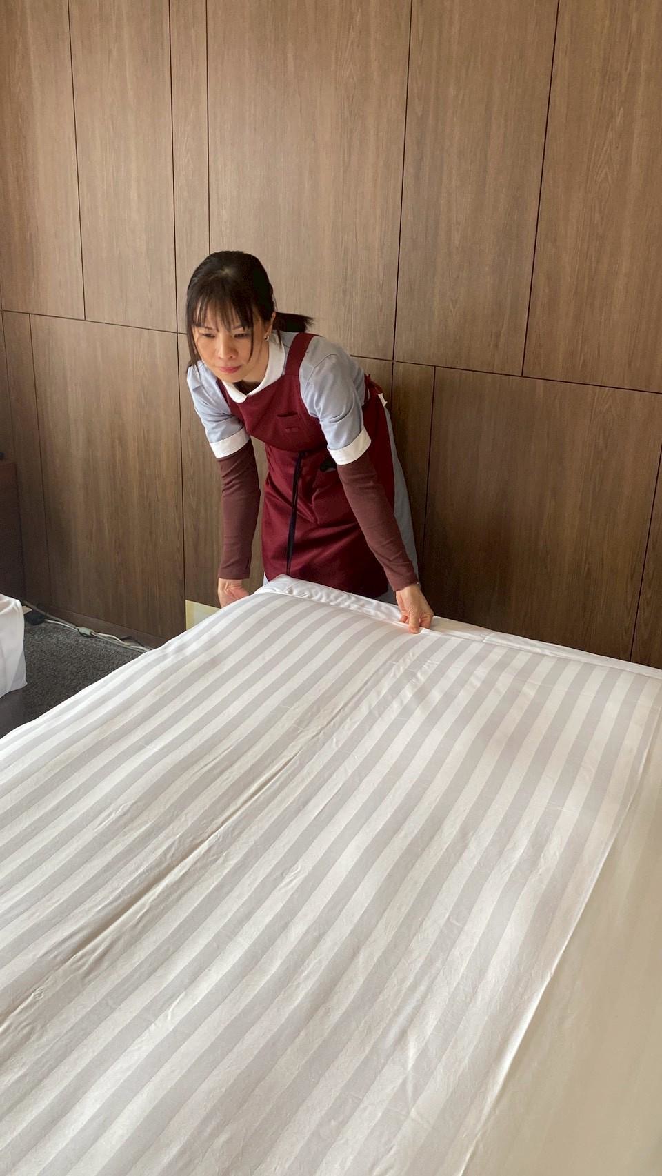 シーツ交換・ベッドメイクの様子