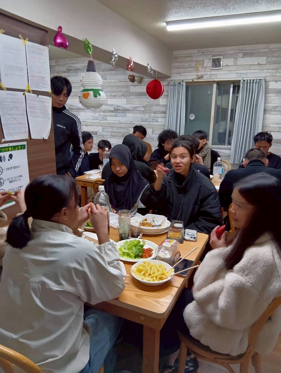 山の手寮に入居するスタッフの誕生日をみんなでお祝いする様子