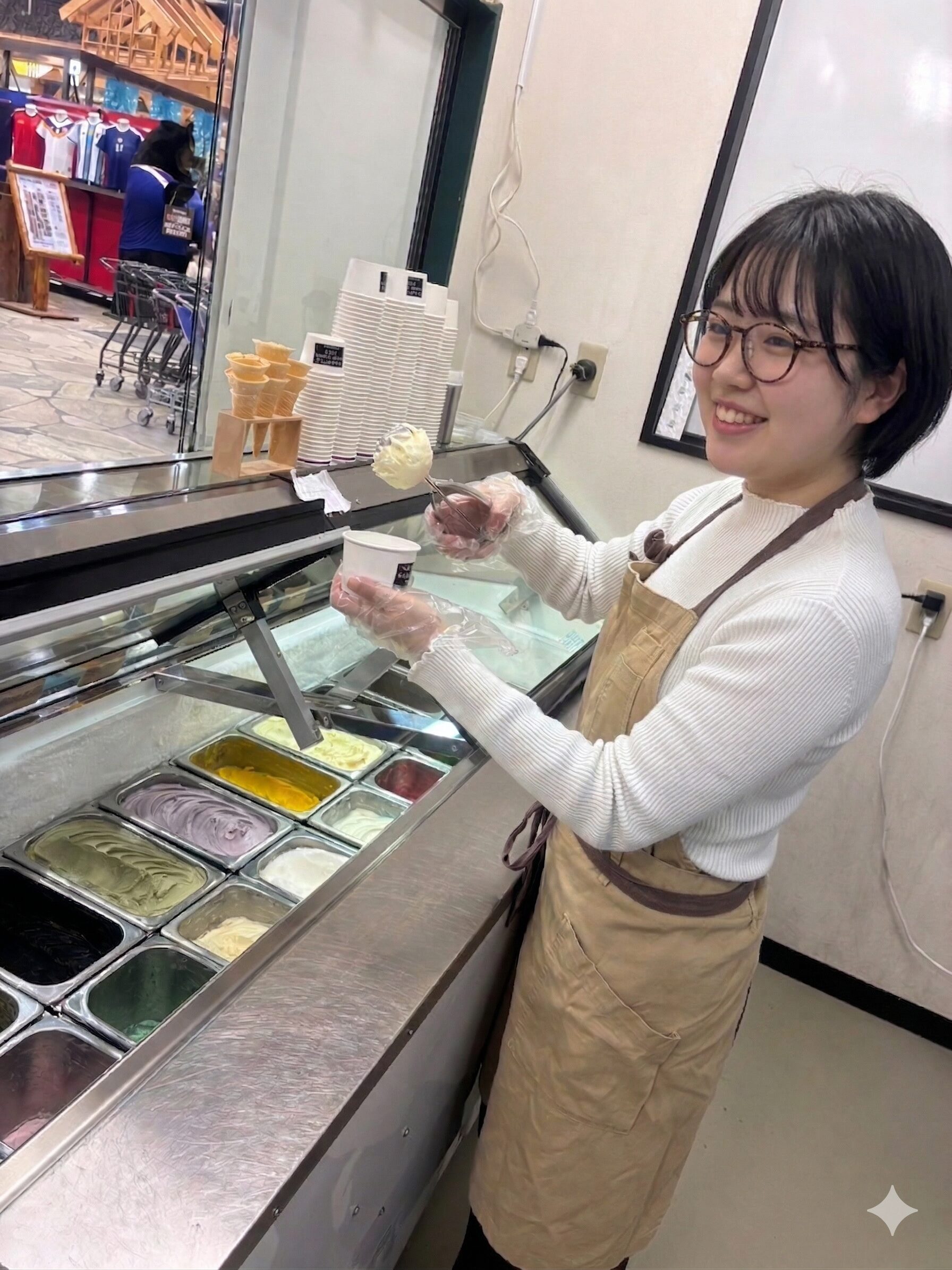 アイスクリーム販売スタッフがアイスを丁寧に盛り付ける接客の様子