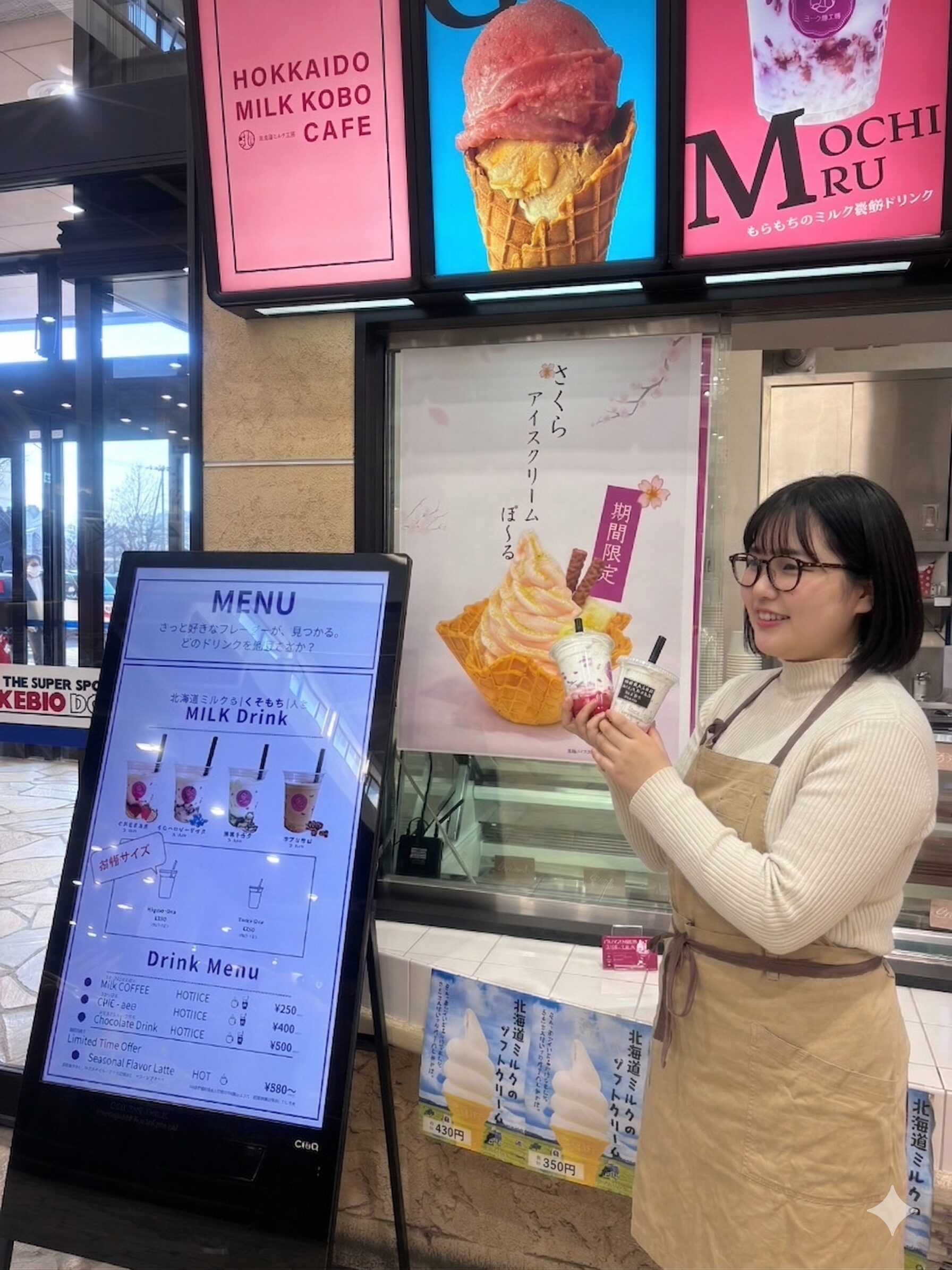 店頭でドリンクを手に持つスタッフ・アイスクリームカフェの店頭イメージ